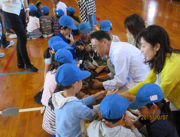 ◎最初は着ぐるみ劇で、児童の気持ちを和らげ、獣医師に対する親近感や興味をもたせます。